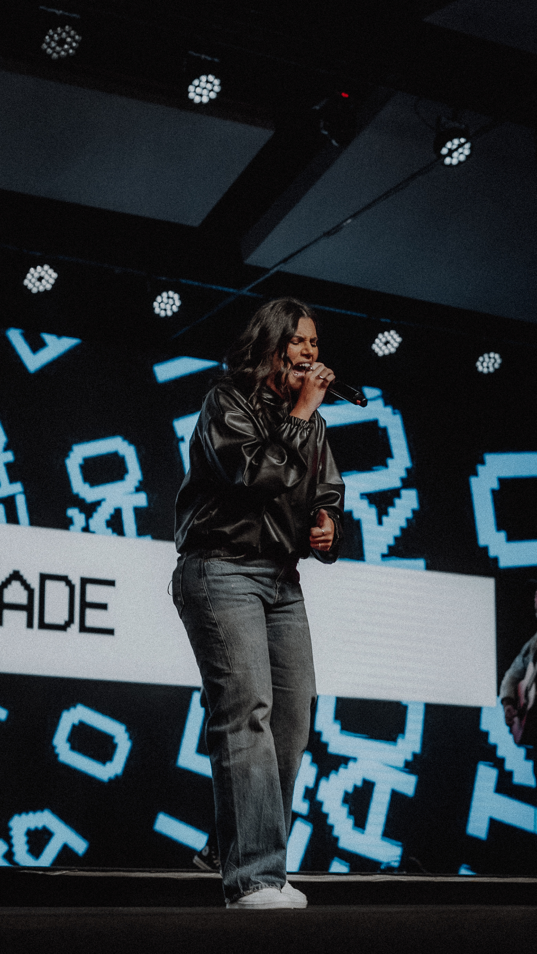 Talita cantando no palco